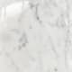 Marmor Bianco Carrara mit weißer Grundfarbe und feiner grauer Maserung, hochglanzpolierte Oberfläche in Detailansicht.