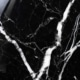 Nero Marquina Marmor mit tiefschwarzer hochglanzpolierter Oberfläche und markanten weißen Natursteinadern
