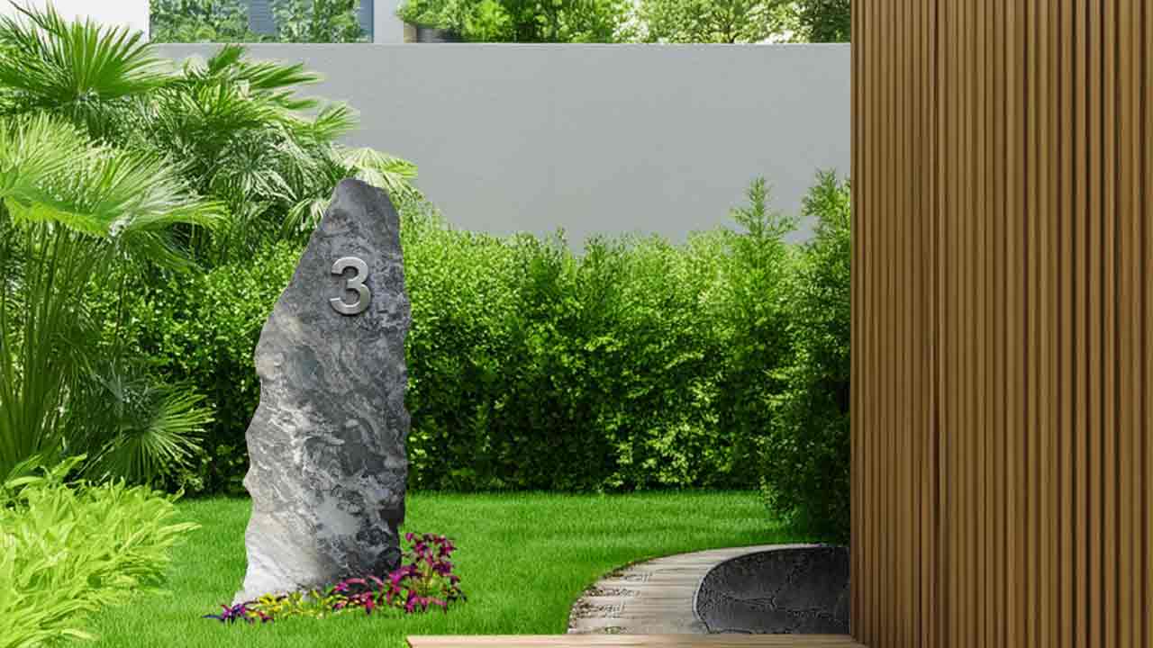 Gartenfindling mit Hausnummer