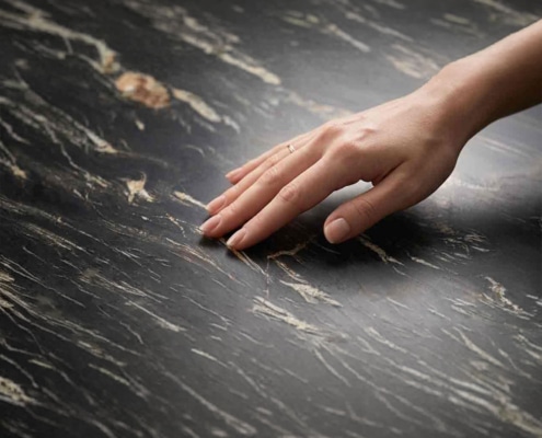 Esstisch TERRA aus Marmor und Granit – Detail der satinierten Steinoberfläche.