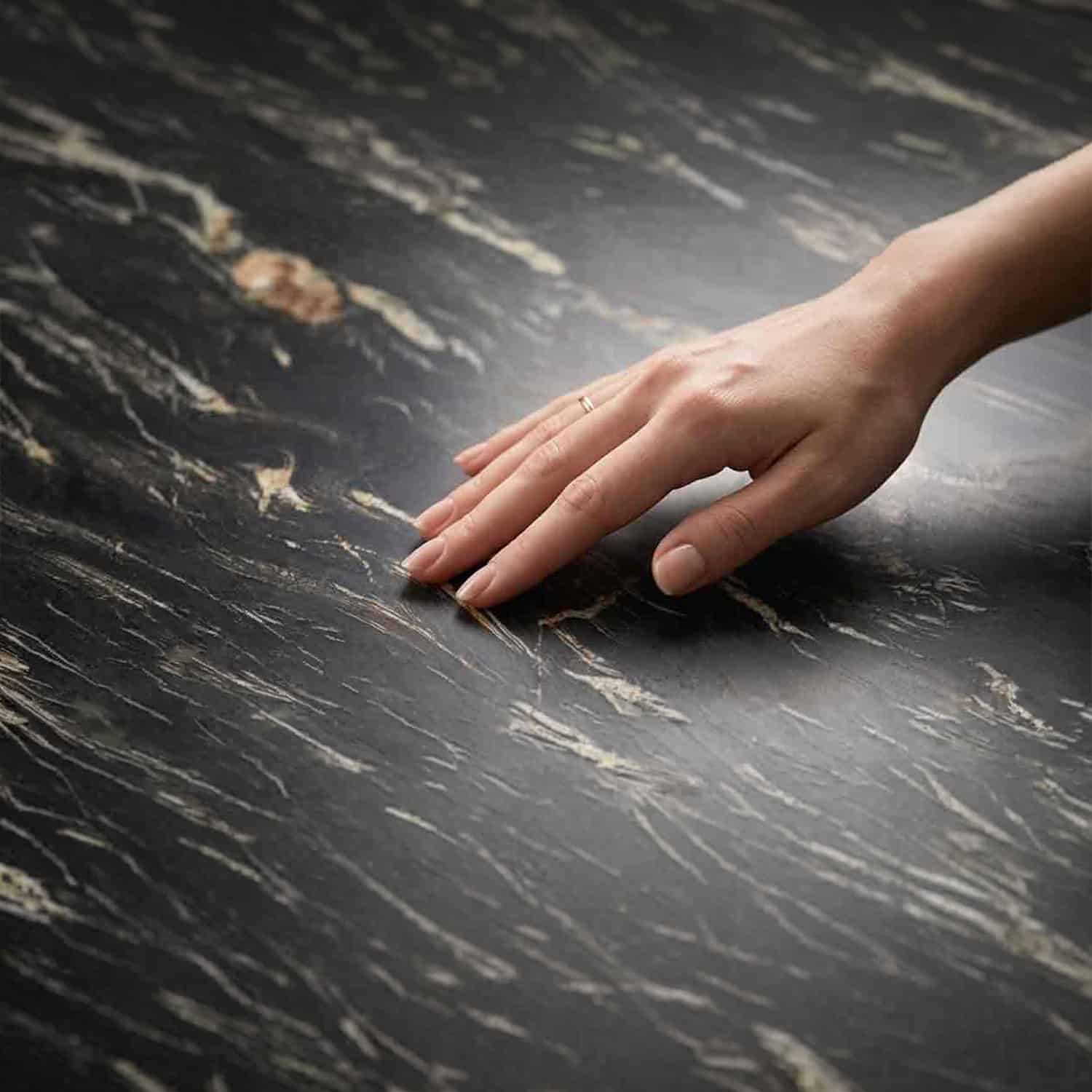Esstisch TERRA aus Marmor und Granit – Detail der satinierten Steinoberfläche.