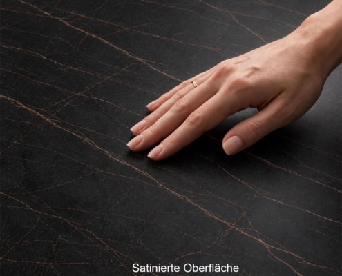 Detail des Esstischs TERRA mit Steinplatte aus Keramik oder Silestone in satinierter Oberfläche