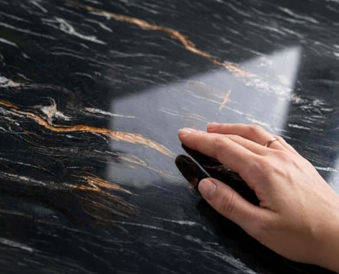 Esstisch TERRA aus Marmor und Granit – Detail der hochglanzpolierten Steinoberfläche.