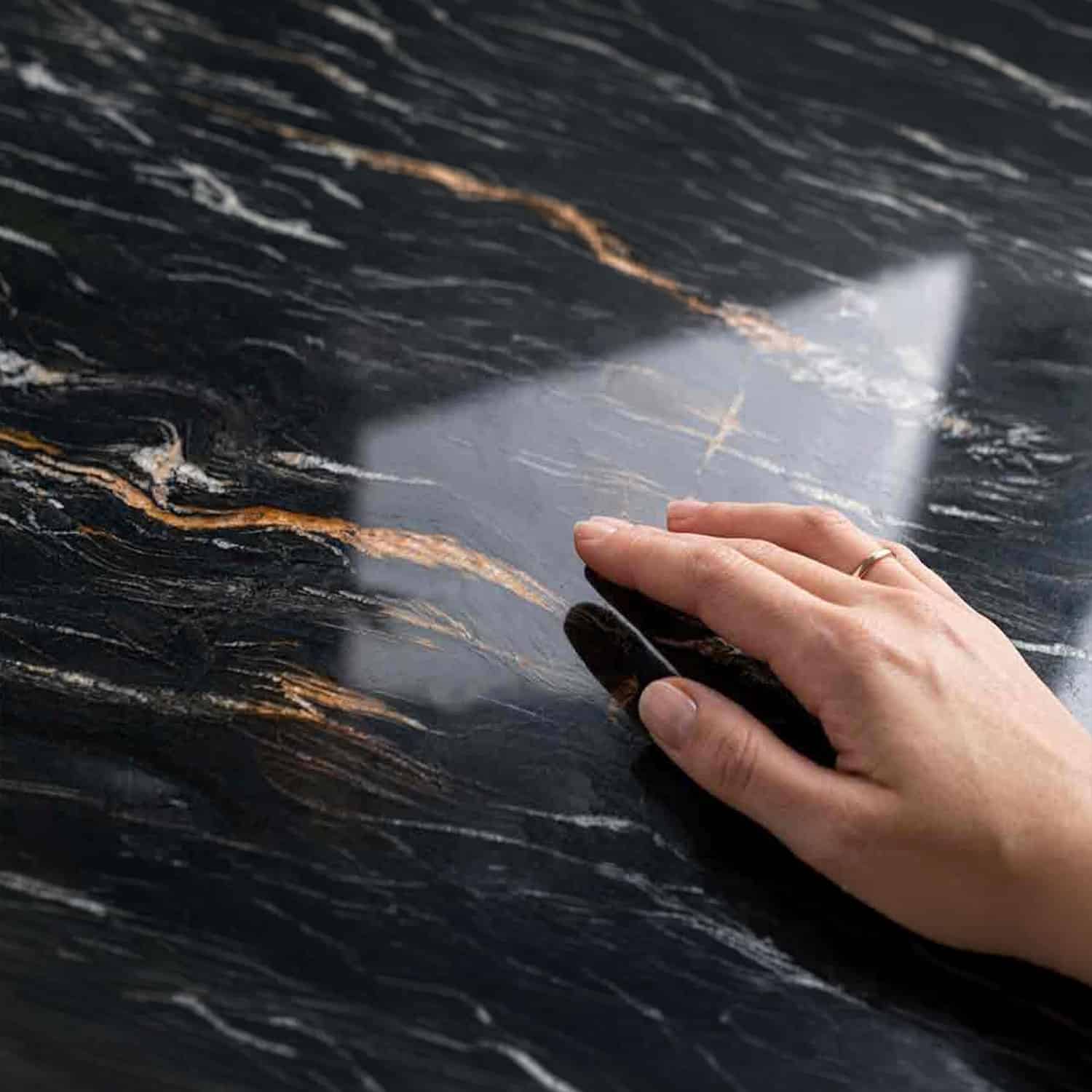 Esstisch TERRA aus Marmor und Granit – Detail der hochglanzpolierten Steinoberfläche.
