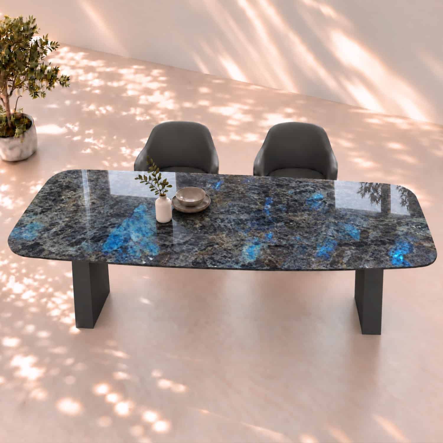 Esstisch Granit Modell VELA mit Tischplatte aus Labradorit Lemurian aus Madagaskar in Dunkelgrün mit blau-türkis schimmernder Labradoreszenz