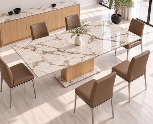 Esstisch KITTS aus Keramik & Silestone mit weißer Tischplatte Awake, bräunlicher Aderung und Holzsockel aus Buche.