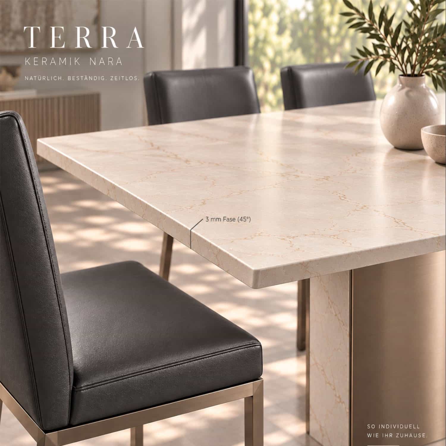 Detail des Esstischs TERRA mit Keramikplatte Calacatta Tova in warmem Cremebeige, fein ausgeführter Tischkante und Tischsockel in Farbe nach Wahl.