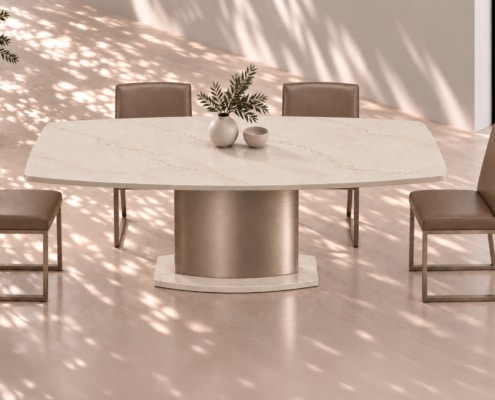 Esstisch TERRA aus Keramik und Silestone Calacatta Tova in mediterranem Beige mit feiner Zeichnung und individuell wählbarer Sockelfarbe.