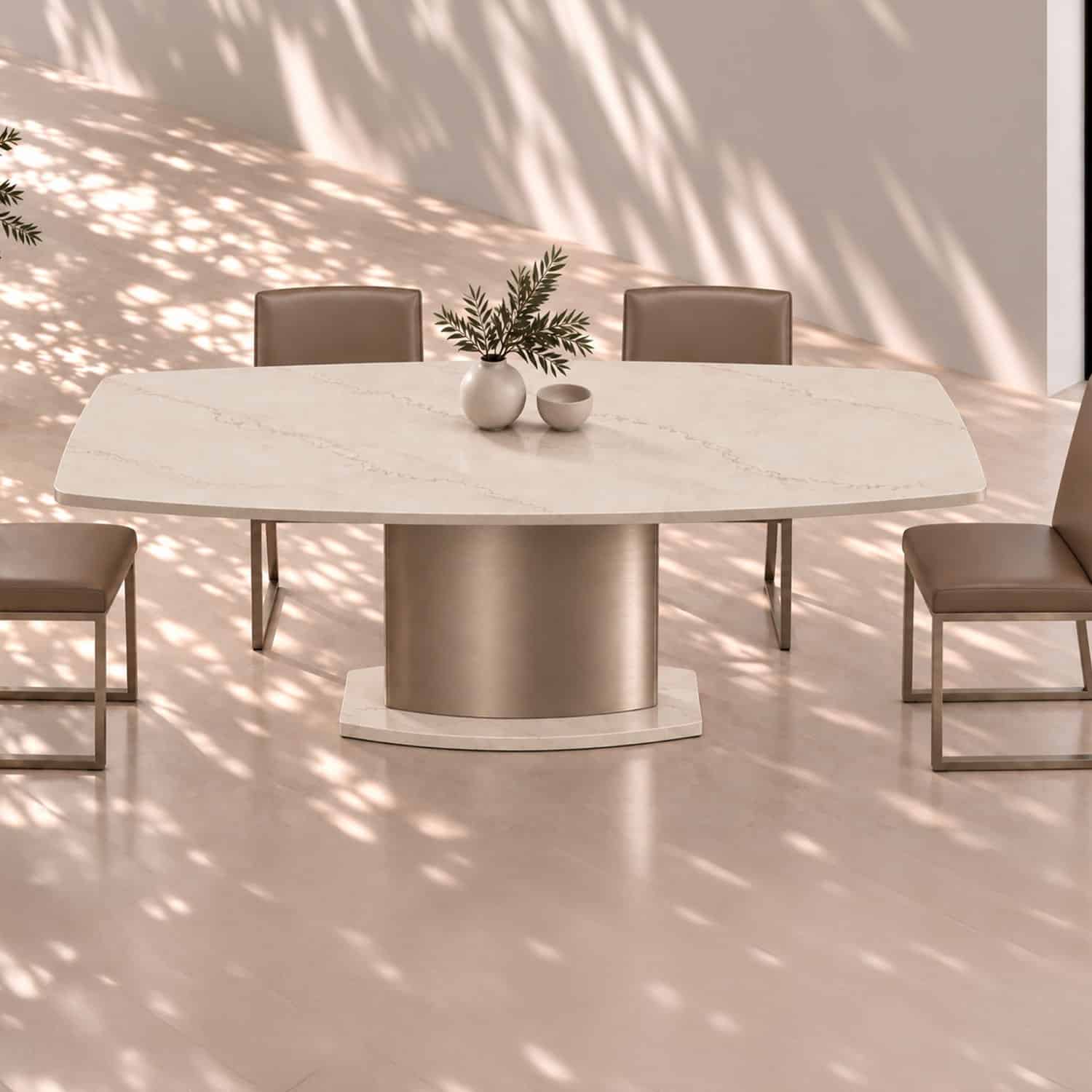 Esstisch TERRA aus Keramik und Silestone Calacatta Tova in mediterranem Beige mit feiner Zeichnung und individuell wählbarer Sockelfarbe.