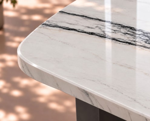 Esstisch Marmor und Granit Modell Vela – Detailansicht der polierten Tischkante mit 3 mm Fase im 45-Grad-Winkel