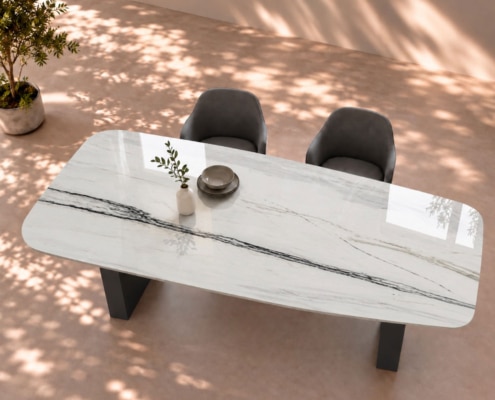 Esstisch Marmor und Granit Modell Vela mit weißer Marmorplatte aus Bianco Lasa Vena Oro, anthrazit-goldfarbener Bänderung und Tischsockel aus Eiche