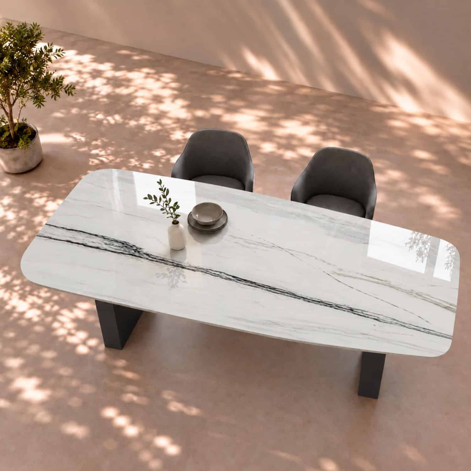 Esstisch Marmor und Granit Modell Vela mit weißer Marmorplatte aus Bianco Lasa Vena Oro, anthrazit-goldfarbener Bänderung und Tischsockel aus Eiche