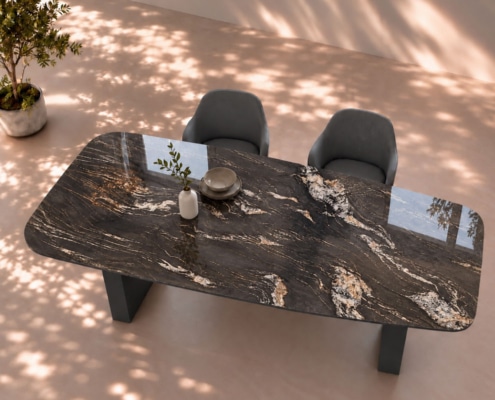 Esstisch Marmor und Granit Modell Vela in organischer Form mit schwarzer Granitplatte Belvedere und beige-goldener Bänderung