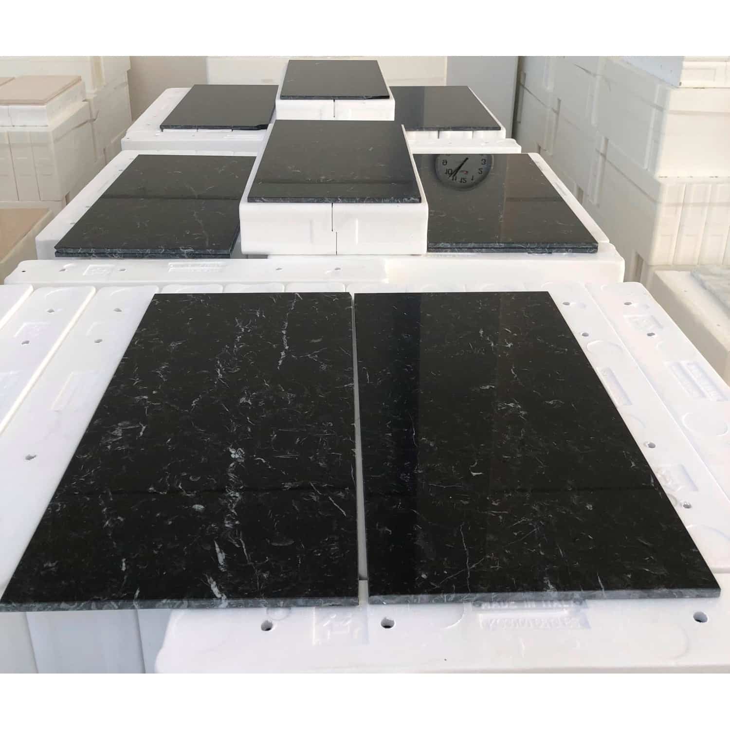 Originalcharge Nero Marquina Marmorfliesen im Format 61 × 30,5 cm, schwarz mit feiner weißer Maserung und polierter Oberfläche, zur Bemusterung und Materialauswahl.