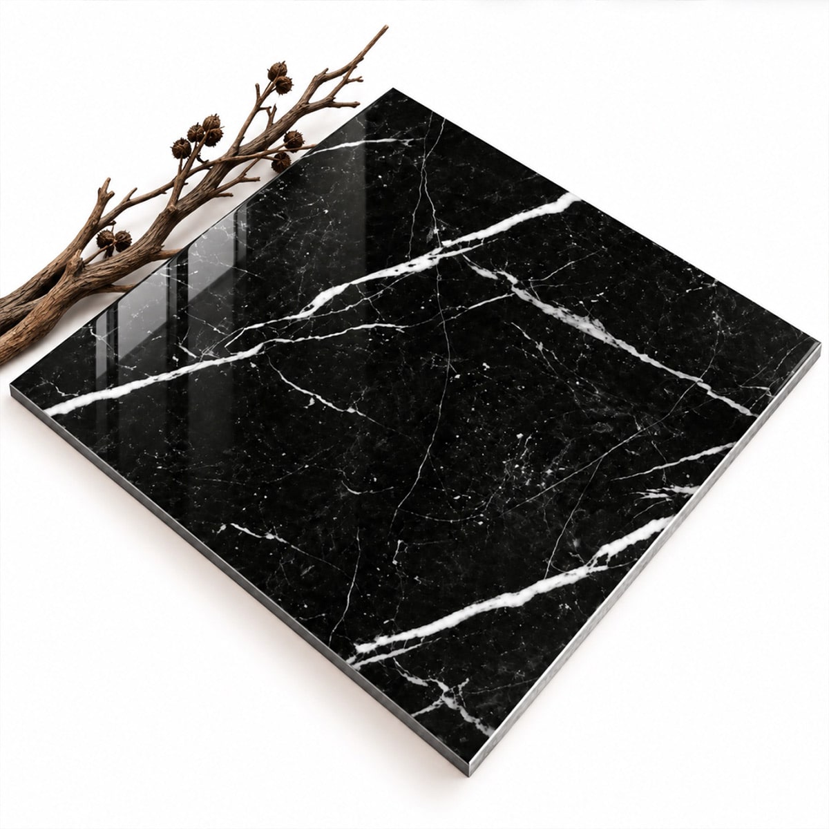 Marmorfliesen Nero Marquina in tiefem Schwarz mit markanter weißer Aderung und hochglanzpolierter Oberfläche